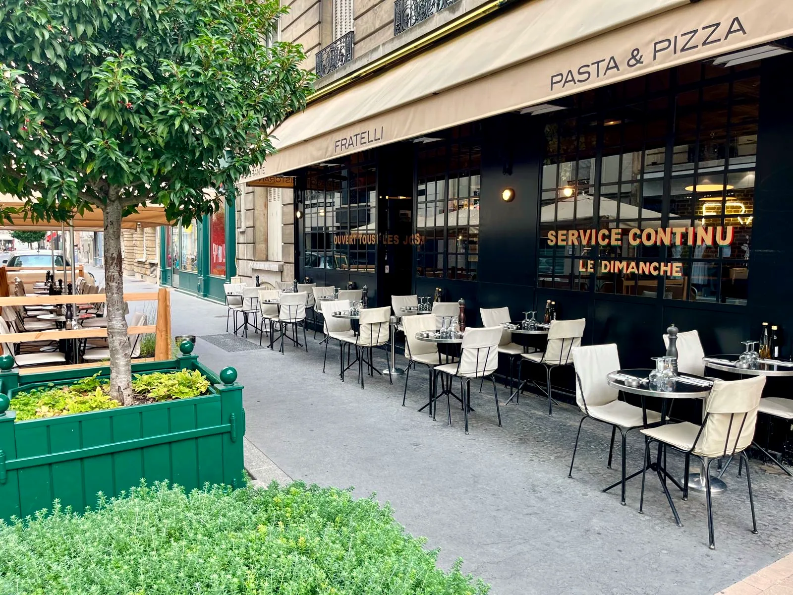 La façade et la terrasse rue de Sablonville